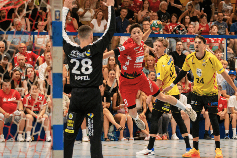 DHB-Pokal: Gelnhausen liefert Coburg einen großen Fight 50 Minuten lang lag eine Sensation in der Luft Die Rudi-Lechleidner-Halle war von Beginn an wieder ein echter Handball-Hexenkessel. Doch am Ende reichte es vor rund 600 Zuschauern trotz einer über weite Strecken bärenstarken Vorstellung nicht zur Sensation: Der TV Gelnhausen unterlag am Samstagabend in der 1. Runde des DHB-Pokals dem favorisierten Zweitligisten HSC 2000 Coburg mit 28:37 (15:18). Wobei die Niederlage am Ende deutlicher ausfiel als während des Spiels zu vermuten war, denn bis in die Schlussphase hinein lieferte das Team von Cheftrainer Matthias Geiger dem Verein aus Oberfranken einen offenen Schlagabtausch. „Es hat richtig Spaß gemacht, endlich wieder ein Heimspiel vor unseren Zuschauern zu haben, die heute wieder richtig Stimmung gemacht haben. Wir haben fast 50 Minuten richtig geilen, kämpferischen Handball gezeigt mit wahnsinnig viel Einsatz. Ein Riesenkompliment an die Jungs