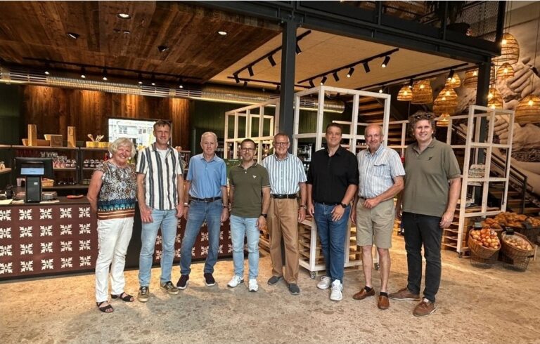 CDU Gründau zu Besuch im neuen Hofladen von Bauer Würfl in Lieblos Jüngst besuchte die CDU Gründau den neu eröffneten Hofladen von Bauer Sebastian Würfl. In der malerischen Hofreite am Orteingang von Lieblos werden nicht nur die bekannten eigenen Produkte wie Spargel und Erdbeeren angeboten, sondern auch eine breite Palette an regionalen Erzeugnissen – darunter Kartoffeln, Zwiebeln, Fleisch sowie ausgewählte Getränke wie Bier aus Gelnhausen und prickelnde Seccos und Aperitivos.