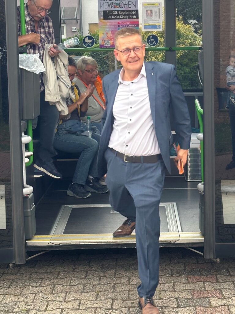 Großes Interesse an Stadtrundfahrten mit Bürgermeister Stefan Erb Erlensee – Die beiden Stadtrundfahrten mit Bürgermeisterkandidat Stefan Erb am 23. August waren ein voller Erfolg: Alle 90 Plätze waren vergeben, die Nachfrage deutlich größer als das Angebot. Viele Teilnehmerinnen und Teilnehmer kamen aus den Neubaugebieten, doch auch langjährige Erlenseer nutzten die Gelegenheit, ihre Stadt einmal aus einer anderen Perspektive kennenzulernen.