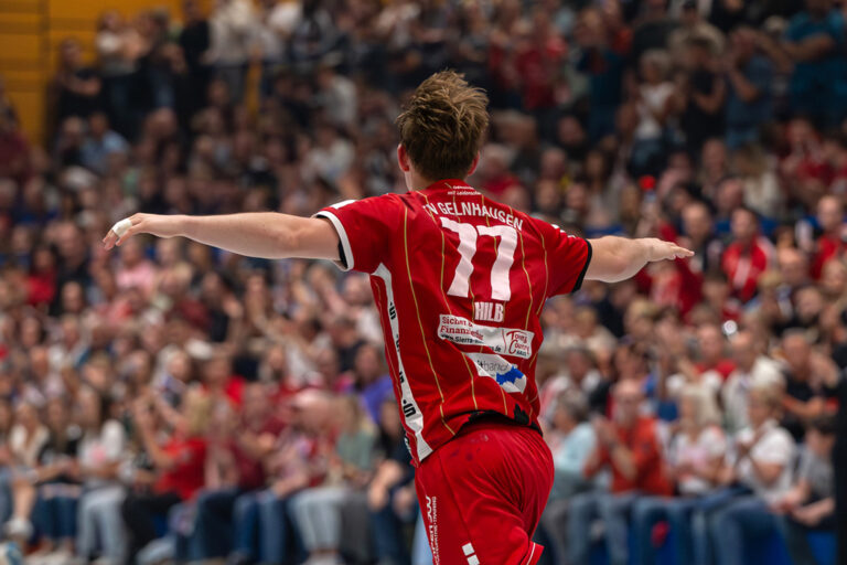 TV Gelnhausen verzeichnet starken Dauerkarten-Boom Gelnhausen – Die großartige vergangene Saison mit der Teilnahme an der Aufstiegsrunde hinterlässt Spuren: Der TV Gelnhausen hat für die laufende Spielzeit bereits 280 Dauerkarten verkauft – ein Plus von über 25 Prozent im Vergleich zum Vorjahr. „Das ist ein tolles Signal und zeigt, dass die Menschen in der Region den Weg des TV Gelnhausen mit großer Begeisterung begleiten. Wir spüren, dass sich eine echte Handball-Euphorie entwickelt hat, und freuen uns riesig über diesen Rückhalt“, erklärt TVG-Manager Philip Deinet.