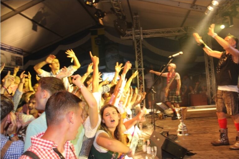 43. Horbacher Kerb vom 5.-8. September 2025 – Pressemappe Ablauf Freitag und Samstag (beide Abende ausverkauft) 19.00 Uhr Einlass (Happy Hour2 für 1 von 19 bis 20.00 Uhr 19.30 Uhr Die Fischbörner Buben 21.00 Uhr Königlich Bayrisches Vollgas Orchester (populärste Oktoberfestband) 01.00 Uhr DJ Lisa Smaragd Moderation und Tischebegrüßung: Paul Harth und Nico Froschauer Sonntag (Eintritt frei) 11.00 Uhr Frühschoppen 11.30 Uhr Musikverein „Germania“ Horbach (Leitung: Luna Leipold) 12.00 Uhr Kerbschnitzel 14.00 Uhr Kerbumzug mit Aufstellen des Kerbbaums 15.00 Uhr Großes Kuchenbuffet mit Kaffee XL 15.00 Uhr Kleinkarierte aus dem Kinzigtal (Blasmusik) 15.30 Uhr Bier-Äppler-Anstich mit Bürgermeister Waldemar Gogel, Frank Geist (Ortsteilbeauftragter), Philipp Tautges (Kelterei Trageser) sowie Stefan Bohländer und Rafael Harth (Kerbteam) 15.30 Uhr Start Freibier-Auktion Für die Freibier-Auktion generieren wir – im Vorfeld und während