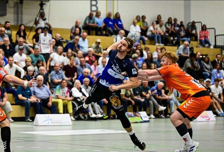 Mit vollem Engagement und Siegeswillen nach Halver“ 3. Liga Süd-West: HSG Hanau am Samstagabend bei den SGSH Dragons zu Gast Es ist der Monat der Auswärtsspiele der HSG Hanau in der 3. Liga Süd-West. Nach dem Heimspielauftakt am vergangenen Wochenende haben die Mannen um Spielmacher Jan-Eric Kleemann und Torhüter Benedikt Müller nun drei Partien in der Fremde vor der Brust. Den Anfang macht am Samstagabend (19:00 Uhr) das Duell mit SGSH Dragons in Sporthalle Mühlenstraße in Halver.