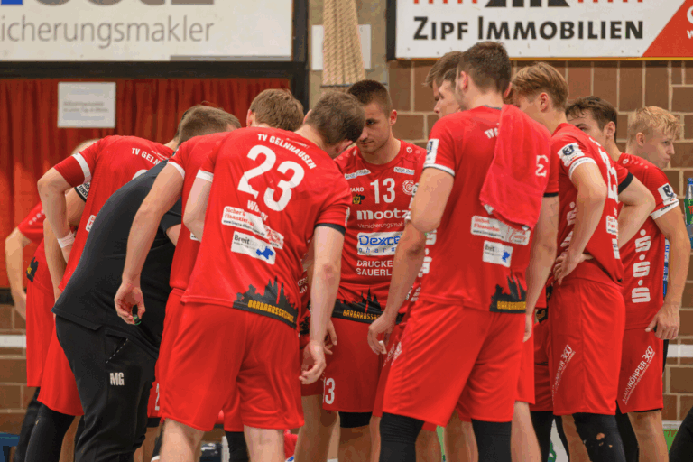 TV Gelnhausen vor schwerem Auswärtsspiel in Ratingen Interaktiv.Handball als Prüfstein für den TVG Am vierten Spieltag in der 3. Handball-Liga Süd-West wartet mit interaktiv.Handball Düsseldorf-Ratingen ein echter Prüfstein auf den TV Gelnhausen: Die Barbarossastädter müssen zur ungewohnten Spielzeit am Sonntag um 16 Uhr erneut gegen einen Aufsteiger ran. Nach dem couragierten 29:29 (13:14) zum Auftakt beim Angstgegner Longericher SC Köln und dem überzeugenden 33:26 (15:12)-Derbysieg gegen die TSG Münster will die Mannschaft von Cheftrainer Matthias Geiger ihre positive Frühform bestätigen. Dabei muss das Team allerdings erneut einige personelle Rückschläge kompensieren. Silas Altwein (Mittelhandbruch), Leon David (Schulter-OP), Simon Belter (Achillessehnenprobleme) und Akos Csaba (Kreuzbandriss) fallen weiterhin aus. Besonders schwer wiegt der Ausfall der beiden Rechtsaußen, sodass Geiger zuletzt auf der Position improvisieren musste. Doch mit Benjamin Wörn
