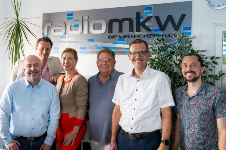 Bekannte Persönlichkeiten neu bei Radio MKW Lokaler Radiosender stellt die Weichen für die Zukunft Radio MKW - Main-Kinzig-Welle stellt die Weichen für die Zukunft. Gründer Jürgen Hess ist es gelungen, einige in der Region bekannte Personen aus Wirtschaft und Politik in den Führungskreis des Senders zu holen. Neben Hess wird künftig Mario Leo die Geschäfte von Radio MKW führen.