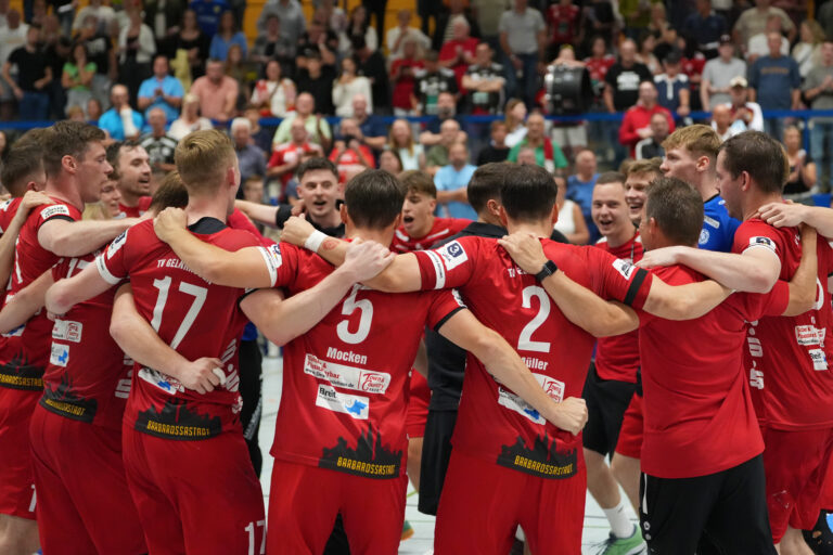 TVG will gegen Panther trotz Verletzungssorgen erstes Etappenziel erreichen Der TV Gelnhausen steht vor einer wegweisenden Woche in der 3. Handball-Liga Süd-West: Innerhalb von sieben Tagen bestreiten die Barbarossastädter gleich zwei Heimspiele in der Rudi-Lechleidner-Halle. Den Auftakt macht am Samstag, 20. September, die Partie gegen die Bergischen Panther (Anwurf: 19.30 Uhr), bevor eine Woche später Friesenheim-Hochdorf in die Barbarossastadt kommt. Die Ausgangslage könnte sportlich kaum besser sein. Mit 5:1 Punkten aus den ersten drei Spielen hat sich der TVG bei einem Spiel weniger eine hervorragende Position in der Spitzengruppe der Liga hinter dem Top-Favoriten HG Saarlouis und der HSG Dutenhofen-Münchholzhausen (beide 8:0 Punkte) erarbeitet. Das erklärte Ziel, mit einem guten Saisonstart in die Runde zu kommen, ist bislang voll erfüllt – und nun bietet sich die große Chance, die starke Basis mit zwei Heimauftritten weiter auszubauen.