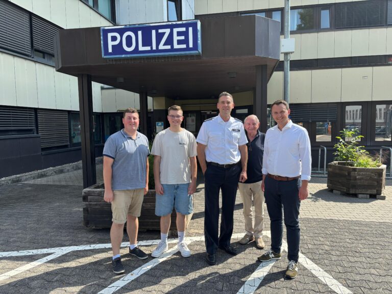 Neustrukturierung sorgt für gesteigertes Sicherheitsgefühl CDU-Bundestagsabgeordneter Pascal Reddig besucht Polizeidienststellen in Hanau, Langenselbold und Maintal Bereits kurz nach seiner Wahl in den Deutschen Bundestag im Frühjahr hatte der CDU-Bundestagsabgeordnete Pascal Reddig einigen heimischen Polizeidienststellen einen offiziellen Antrittsbesuch abgestattet. Seitdem hat sich mit der Neustrukturierung der Sicherheitsarchitektur in Hanau und dem Main-Kinzig-Kreis insgesamt jedoch einiges getan. Aus diesem Grund hat der Abgeordnete erneut bei den Polizeidienststellen in Hanau, Langenselbold und Maintal vorbeigeschaut und sich mit den Dienststellenleitern Andreas Thiem (Hanau), Anette Kunst (Langenselbold) und Markus Splinter (Maintal) sowie Martin Nickl, Leiter der Polizeidirektion Main-Kinzig, über die ersten Erfahrungen ausgetauscht.