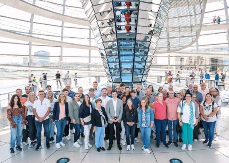 Einblicke in das politische Berlin Johannes Wiegelmann begrüßt erste Besuchergruppe in der Hauptstadt Zum ersten Mal seit seiner Wahl in den Deutschen Bundestag hat der heimische CDU-Abgeordnete Johannes Wiegelmann Besucher aus seinem Wahlkreis (Main-Kinzig – Wetterau II – Schotten) zu einer Informationsfahrt in Berlin begrüßt. Drei Tage lang erkundete die Gruppe die Hauptstadt, dabei standen unter anderem Besuche im Bundesministerium der Verteidigung, beim Bundesnachrichtendienst sowie im Jüdischen Museum auf dem Programm. Eine Stadtrundfahrt sowie eine Schifffahrt auf der Spree rundeten die erlebnisreichen Tage ab.