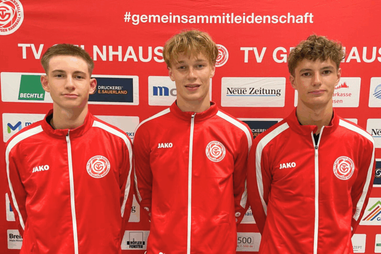 TV Gelnhausen bindet drei A-Jugend-Talente langfristig Till, Werle und O‘Toole unterschreiben Vertrag bis 2029 Der TV Gelnhausen setzt weiter konsequent auf die eigene Nachwuchsarbeit und kann gleich drei seiner größten Talente langfristig an den Verein binden. Die A-Jugendspieler Leon Till, Henry Werle und Liam O’Toole, die bereits Bestandteil des erweiterten Drittligakaders sind, haben beim TVG ihren ersten Vertrag bis 2029 unterschrieben. Damit bauen die Barbarossastädter weiter auf Kontinuität und die erfolgreiche Förderung junger Eigengewächse.