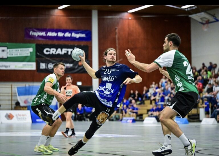Mit Leidenschaft nach Hochdorf HSG Hanau ist in der 3. Liga am Sonntag beim HLZ Friesenheim-Hochdorf II zu Gast Die Leidenschaft und den Einsatzwillen aus dem Heimspiel gegen die HG Saarlouis mit nach Hochdorf-Assenheim nehmen, das hat sich Handball-Drittligist HSG Hanau für die anstehende Aufgabe am Wochenende auf die Fahne geschrieben. Am späten Sonntagnachmittag (17:00 Uhr / Sportzentrum Hochdorf) gastieren die Grimmstädter in der 3. Liga Süd-West beim HLZ Friesenheim-Hochdorf II. Die Vorbereitung auf das Duell mit der Zweitliga-Reserve der Eulen Ludwigshafen gestaltet sich dabei schwierig, denn wegen einiger Krankheitsfälle konnte Hanau zum Wochenbeginn nicht mit vollem Kader trainieren. „Wir werden wie immer versuchen das Beste herauszuholen und möchten vor allen Dingen auch die engagierte Leistung in der Abwehr wiederholen“, so HSG-Cheftrainer Axel Spandau. „Wir sind auf einem guten Weg.“