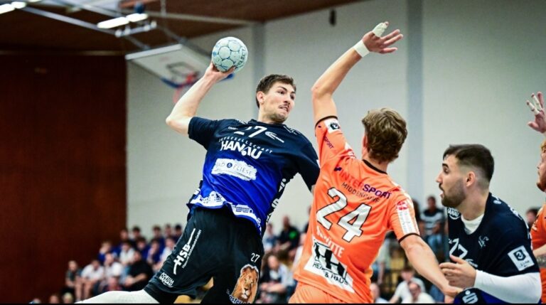 HSG Hanau empfängt den Spitzenreiter Die HG Saarlouis gastiert zum Topspiel in der Brüder-Grimm-Stadt Mit viel Engagement und auch einer Prise Selbstvertrauen will die HSG Hanau in der 3. Liga Süd-West am Samstagabend ihr Heimspiel gegen den Tabellenersten HG Saarlouis bestreiten. Wenn um 19:30 Uhr in der Main-Kinzig-Halle der Anpfiff ertönt, treffen die Grimmstädter auf einen der Topfavoriten auf den Zweitliga-Aufstieg. Bergold, Kleemann & Co. sind voller Vorfreude auf das 3. Heimspiel in 2025/26 vor dem Blauen Block. „Natürlich ist Saarlouis darauf getrimmt, dass man unbedingt mit dem aktuellen Kader in die 2. Liga will“, sagt HSG-Cheftrainer Axel Spandau. „Wir werden dennoch mit vollem Engagement dagegenhalten und möglichst lange versuchen, unseren Gegner zu ärgern.“