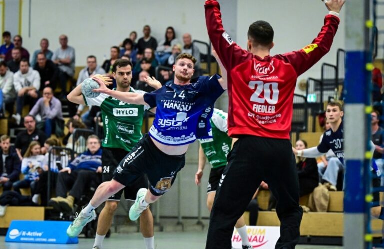 HSG Hanau schlägt sich gegen den Tabellenführer tapfer Die Blau-Weißen unterliegen in eigener Halle der HG Saarlouis mit 25:32 Handball-Drittligist HSG Hanau hat am Samstagabend auch das dritte Heimspiel in 2025/26 verloren. Gegen den Tabellenführer HG Saarlouis musste sich das Grimmstädter Team dabei aber keineswegs verstecken, sondern zeigte beim 25:32 (13:16) eine leidenschaftliche und zweikampfintensive Leistung, die auch viele Zuschauer mit lautstarkem Applaus honorierten. Mit 7:7 Punkten verbleiben die Südhessen im Tabellenmittelfeld der Staffel Süd-West und haben nächste Woche wieder die Chance, ihren starken Auswärtslauf fortzusetzen.