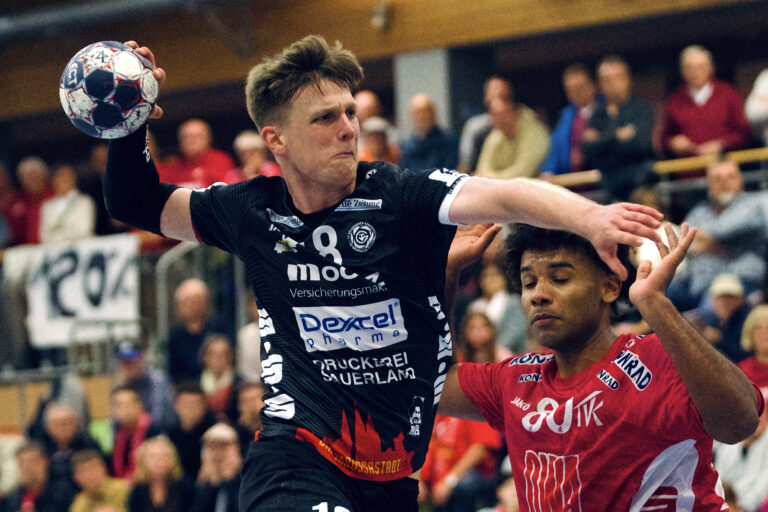 Bärenstarker Auftritt! Gelnhausen siegt souverän in Kirchzell Fynn Trinczek erwischt einen Sahnetag Was für ein Abend! Der TV Gelnhausen behält im Miltenberger Hexenkessel einen kühlen Kopf und entscheidet das Derby beim TV Kirchzell überraschend deutlich für sich. Am 9. Spieltag feierten die Barbarossastädter vor rund 500 Zuschauern einen überzeugenden 35:24 (14:14)-Auswärtssieg und bleiben in der 3. Handball-Liga Süd-West weiter ungeschlagen. Nach einer ausgeglichenen ersten Hälfte entschied die Mannschaft von Cheftrainer Matthias Geiger dank einer Leistungssteigerung im zweiten Durchgang die Partie für sich. Über 100 mitgereiste TVG-Fans feierten im Anschluss ausgelassen eine Party in rot-weiß. „In der ersten Hälfte sind wie erwartet zwei sehr kämpferische Mannschaften aufgetreten“, erklärte Geiger nach dem Spiel. „Kirchzell war da etwas wacher als wir, aber die Jungs haben nicht locker gelassen und haben in der zweiten Hälfte