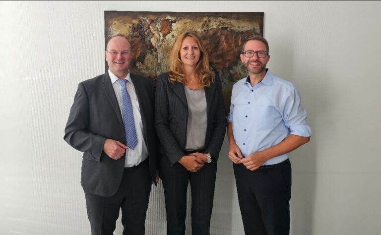 Gute partnerschaftliche Zusammenarbeit fortsetzen Landrat Stolz trifft IHK-Präsidentin Natasha Rohde zum ersten Arbeitsgespräch – Gemeinsam für eine starke Wirtschaft und moderne Infrastruktur Main-Kinzig-Kreis. – Zu einem ersten offiziellen Arbeitsgespräch traf Landrat Thorsten Stolz kürzlich mit der neuen Präsidentin der Industrie- und Handelskammer (IHK) HanauSchlüchtern, Natasha Rohde, zusammen. Der Austausch fand in den Räumlichkeiten von Rohde Schutzgasöfen GmbH in Hanau statt und unterstrich die traditionell enge Zusammenarbeit zwischen dem Main-Kinzig-Kreis und der IHK.