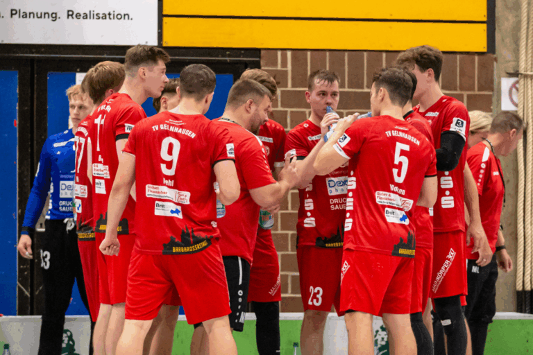 TV Gelnhausen will Erfolgsserie gegen Melsungen fortsetzen Unbesiegter TVG will Serie gegen junge MT-Mannschaft ausbauen Der TV Gelnhausen spielt am Samstag, den 25. Oktober, nach fast einem Monat endlich wieder vor seinen Fans in der heimischen Rudi-Lechleidner-Halle. Zum 10. Spieltag der 3. Handball-Liga Süd-West empfängt das Team von Cheftrainer Matthias Geiger um 19.30 Uhr die Bundesligareserve der MT Melsungen. Die Gastgeber wollen dabei nicht nur ihre beeindruckende Serie von sieben ungeschlagenen Spielen fortsetzen, sondern sich mit einem weiteren Heimsieg fest in der Spitzengruppe der Liga behaupten. Als Spieltagspartner fungiert Uwe Höfler mit Bricks & Mortar Immobilien. Mit aktuell 12:2 Punkten rangiert der TV Gelnhausen auf dem vierten Tabellenplatz und zeigte zuletzt beim Derby in Kirchzell eine klasse Vorstellung. Beim 35:24 (14:14)-Auswärtssieg beeindruckte die Mannschaft insbesondere durch ihr entschlossenes Auftreten in der zweiten Hä
