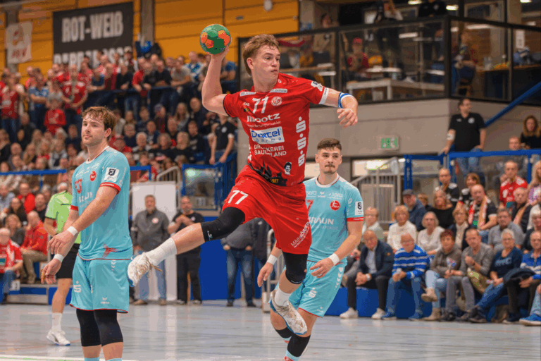 TVG schlägt Melsungen vor Wahnsinnskulisse Sonderlob für Fans und ehrenamtliche Helfer Der TV Gelnhausen hat seinen beeindruckenden Saisonlauf am zehnten Spieltag der 3. Handball-Liga Süd-West fortgesetzt. Beim 33:24 (11:8)-Heimsieg gegen die Bundesligareserve der MT Melsungen feierten die Barbarossastädter vor einer überwältigenden Kulisse von 1050 Zuschauern ihren sechsten Saisonsieg und bleiben als einzige Mannschaft der Liga auch nach dem achten Spiel weiterhin ungeschlagen. Dank einer leidenschaftlichen und geschlossenen Mannschaftsleistung in einem kampfbetonten Spiel, das von Spieltagspartner „Immobilienexperte Bricks & Motar - Uwe Höfler“ präsentiert wurde, kletterte der TVG auf den dritten Tabellenplatz und verabschiedet sich mit 14:2 Punkten in eine spielfreie Woche. Die Partie begann aus Sicht der Barbarossastädter jedoch alles andere als vielversprechend. Nach nervösem Beginn und Schwierigkeiten im Angriffsspiel lag der TVG in der