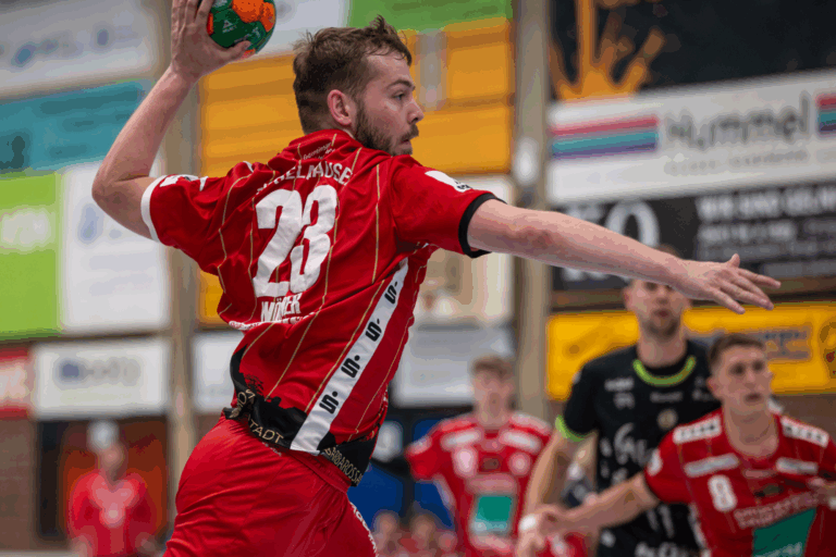 TV Gelnhausen verlängert mit Benjamin Wörner bis 2027 Aus der eigenen Jugend zur festen Größe im Drittligateam Der TV Gelnhausen kann weiterhin auf Benjamin Wörner bauen. Der 25-jährige Linkshänder hat seinen Vertrag beim Drittligisten vorzeitig um ein weiteres Jahr bis 2027 verlängert. Der Halbrechte stammt aus der eigenen Jugend des TVG und hat sich in den vergangenen Jahren zu einem wichtigen Bestandteil der ersten Mannschaft entwickelt. „Ich fühle mich hier total wohl im Verein, im Team und auch im Umfeld.“, sagt Wörner. „Wir haben aktuell eine super Truppe, in der jeder für den anderen kämpft. Man merkt, dass hier etwas entsteht. Außerdem habe ich das Gefühl, mich sportlich weiterentwickeln zu können und das Vertrauen des Trainerteams zu genießen.“