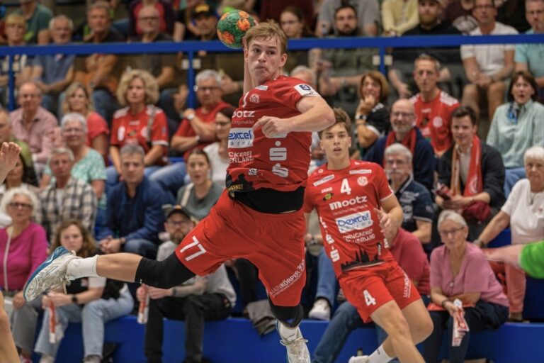Wahnsinn in Opladen! TV Gelnhausen dreht verloren geglaubte Partie Alex Bechert und Fynn Hilb führen TVG zu spektakulärem Auswärtssieg Der TV Gelnhausen hat am 11. Spieltag in der 3. Handball-Liga Süd-West die eigenen Fans an den Rande des Wahnsinns getrieben. Trotz einer verschlafenen ersten Hälfte und acht Toren Rückstand in der 42. Spielminute, drehte das Team von Cheftrainer Matthias Geiger eine scheinbar verlorene Partie beim TuS 82 Opladen noch in einen 33:31 (10:17)-Auswärtssieg. Die mitgereisten TVG-Fans erlebten in der Bielertsporthalle eine emotionale Achterbahnfahrt und bejubelten am Ende gemeinsam mit der Mannschaft eine der eindrucksvollsten Aufholjagden der letzten Jahre. Wieder einmal bewies die Mannschaft Teamgeist, Moral und Comeback-Qualitäten, die man so nicht oft erlebt. Die Ausgangslage war erneut alles andere als einfach. Mit Leon David (Schulterverletzung), Akos Csaba (Kreuzbandriss), Fynn Broßmann (Mittelhandbruch), Jona