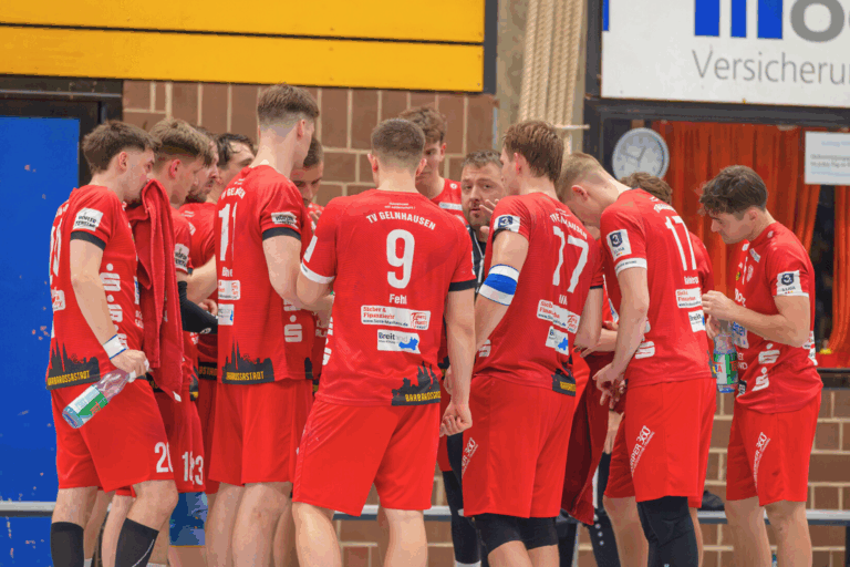 TV Gelnhausen vor anspruchsvoller Auswärtsaufgabe in Opladen Barbarossastädter wollen trotz Personalsorgen ungeschlagen bleiben Nach einem spielfreien Wochenende steht für den TV Gelnhausen das nächste schwere Auswärtsspiel auf dem Programm. Am 11. Spieltag in der 3. Handball-Liga Süd-West trifft der TVG am Samstag auf den TuS 82 Opladen (19.30 Uhr, Bielertsporthalle). Die Barbarossastädter liegen mit 14:2 Punkten auf dem dritten Tabellenplatz und sind als einziges Team in der Staffel noch ungeschlagen. Opladen hingegen rangiert mit 9:11 Punkten aktuell auf Rang neun und hat zuletzt mit einem überzeugenden 34:28 (13:14)-Auswärtserfolg bei den Bergischen Panthern mächtig Selbstvertrauen getankt. Auf Gelnhausen wartet also ein richtig harter Brocken. Zumal die Liste der Ausfälle nicht wirklich kürzer wird. Neben Leon David (Schulterverletzung) und Akos Csaba (Kreuzbandriss) fällt nun auch Fynn Broßmann längerfristig aus. Er hat sich gegen Melsu