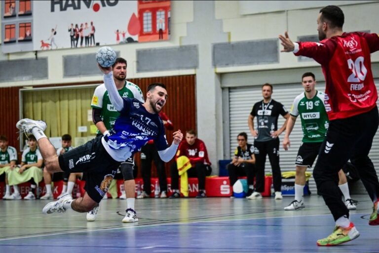 HSG Hanau trifft auf jungen und taktisch disziplinierten Gegner Das Grimmstädter Drittliga-Team reist am Sonntag zu Interaktiv.Handball Düsseldorf-Ratingen Handball-Drittligist HSG Hanau ist zurück aus der spielfreien Woche und hat in der Staffel Süd-West direkt das nächste Auswärtsspiel vor der Brust. Beim Aufsteiger Interaktiv.Handball Düsseldorf-Ratingen wollen die Grimmstädter am Sonntagnachmittag (16:00 Uhr / Sporthalle Ratingen-West) ihre starke Auswärtsserie fortsetzen. Zuletzt gelangen Bergold, Kleemann & Co. in fremden Hallen überzeugende 9:1 Punkte, mit denen das Team auch die bislang durchwachsene Heimbilanz ausbügelte. „Wir werden wahrscheinlich den einen oder anderen Ausfall am Sonntag haben, aber wollen natürlich weiter an unserer Auswärtsserie schrauben“, so HSG-Cheftrainer Axel Spandau. In der Vorbereitung auf die Begegnung in Nordrhein-Westfalen hatte das HSG-Team mit einigen Blessuren zu kämpfen. Auch Allrounder Dennis