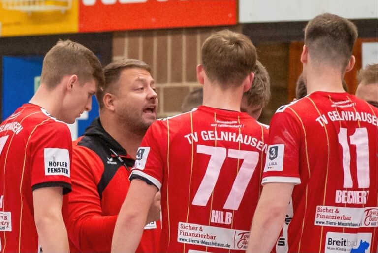 TV Gelnhausen empfängt TV Homburg Aufsteiger kommt mit Rückenwind in die Hölle Süd Am Samstagabend um 19:30 Uhr steht für den TV Gelnhausen das nächste Heimspiel in der 3. Handball-Liga Süd-West an. In der Rudi-Lechleidner-Halle empfangen die Rot-Weißen am 12. Spieltag den TV Homburg. Nach dem spektakulären 33:31-Comeback-Sieg in Opladen, bei dem die Mannschaft von Cheftrainer Matthias Geiger einen Acht-Tore-Rückstand in der Schlussphase drehte, wollen die Barbarossastädter ihre beeindruckende Serie gegen den Aufsteiger weiter ausbauen und das einzige ungeschlagene Team der Süd-West-Staffel bleiben. Mit 16:2 Punkten steht der TVG auf dem dritten Tabellenplatz. Die Mannschaft strotzt vor Selbstvertrauen, doch Cheftrainer Matthias Geiger mahnt zur Konzentration: „Auch wenn Homburg bisher nicht viele Punkte geholt hat, ist das keine einfache Aufgabe. Wenn wir nicht hundert Prozent unserer Leistung abrufen, dann wird es gegen jeden Gegner schwer