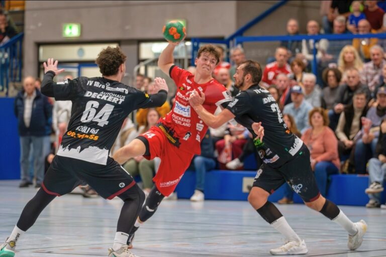 TV Gelnhausen landet Arbeitssieg gegen Homburg TVG bleibt ungeschlagen in der 3. Liga Der TV Gelnhausen bleibt als einziges Team in der 3. Handball-Liga Süd-West ungeschlagen. Mit einem 30:23 (13:14)-Erfolg gegen den TV Homburg feierten die Barbarossastädter am Samstagabend vor 800 Zuschauern in der Rudi-Lechleidner-Halle ihren achten Saisonsieg im zehnten Spiel. Damit verteidigt der TVG weiterhin mit 18:2 Punkten erfolgreich den dritten Tabellenplatz. Dabei musste die Mannschaft von Cheftrainer Matthias Geiger gegen einen unbequemen Aufsteiger erneut hart für die zwei Punkte kämpfen. „Das war kein einfaches Spiel für uns heute“, gab Geiger nach der Partie zu. „Homburg hatte uns in der ersten Hälfte sehr gut im Griff und hat das wirklich gut gemacht. Sie haben das Tempo aus dem Spiel genommen und uns vor große Herausforderungen gestellt. Wir haben zwar gute Chancen herausgespielt, waren aber oft zu fahrig im Abschluss.“