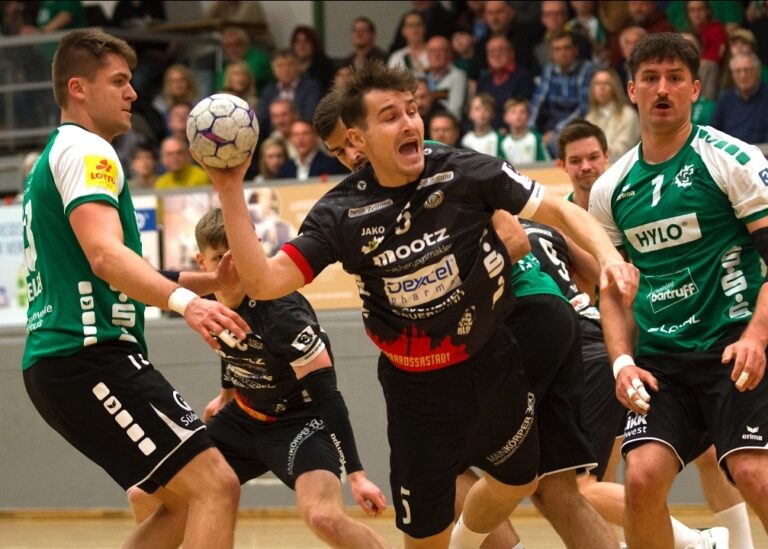 TV Gelnhausen verliert Spitzenspiel in Saarlouis Erste Saisonniederlage nach intensivem Kampf Die beeindruckende Serie des TV Gelnhausen ist gerissen: Am 13. Spieltag der 3. Handball-Liga Süd-West unterlagen die Rot-Weißen am Samstagabend im Topspiel bei der HG Saarlouis mit 26:30 (11:15) und mussten damit die erste Niederlage der laufenden Saison hinnehmen. Vor ausverkauftem Haus in der Stadtgartenhalle sorgten 1.500 Zuschauer, darunter rund 50 lautstarke Fans aus Gelnhausen, für eine packende Atmosphäre. Trotz der Niederlage bleibt der TVG mit 18:4 Punkten auf Platz drei der Tabelle, während Saarlouis die Spitzenposition verteidigte. „Wir haben uns trotz der Ausfälle viel vorgenommen, besonders was die Zweikämpfe betrifft. Das haben wir im Großen und Ganzen auch gut umgesetzt, aber es haben oft die letzten fünf Prozent Konsequenz von uns gefehlt. Außerdem haben wir insgesamt zu viele Fehler gemacht, um gegen so ein starkes Team wie Saarlouis