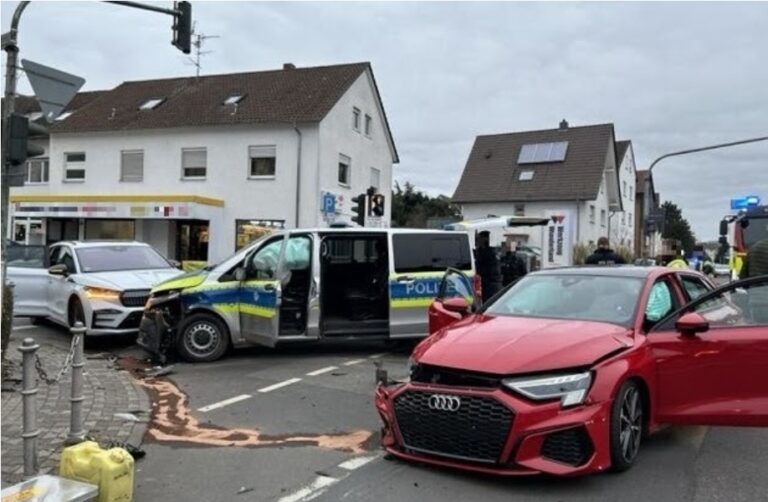 Vier Leichtverletzte bei Verkehrsunfall unter Beteiligung eines Streifenwagens