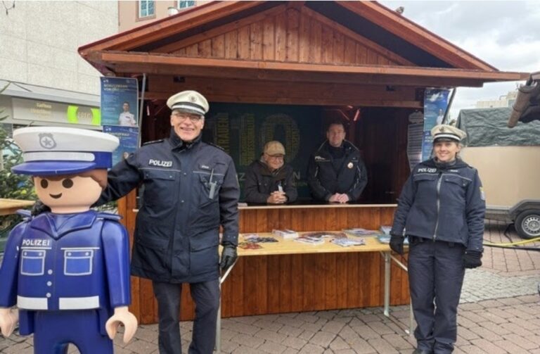 Polizei zeigte auf Weihnachtsmarkt Präsenz: "tea for free" an der "SvO-Hütte"