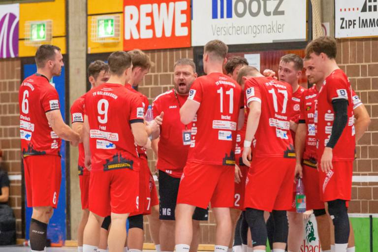 TV Gelnhausen empfängt Dutenhofen zum Topspiel in der Hölle Süd Hochklassiges Derby gegen Gegner auf Augenhöhe erwartet Für den TV Gelnhausen geht es im Moment Schlag auf Schlag. Am Samstag, den 6. Dezember, um 19.30 Uhr steht bereits das nächste Topspiel in der Rudi-Lechleidner-Halle an. Der TV Gelnhausen empfängt die HSG Dutenhofen-Münchholzhausen II zum Nachholspiel des achten Spieltags in der 3. Handball-Liga Süd-West. Das Derby verspricht ein echtes Spitzenspiel zu werden, denn beide Teams zählen zu den stärksten der bisherigen Hinrunde. Während der TVG mit 19:5 Punkten aktuell den dritten Tabellenplatz belegt, lauert die Bundesligareserve der HSG Wetzlar nur einen Zähler dahinter auf Rang vier, mit einem Sieg könnten die Gäste aus Mittelhessen an den Rot-Weißen vorbeiziehen. Die Mannschaft von Cheftrainer Matthias Geiger geht nach zwei schwierigen Partien mit dem Ziel in das Heimspiel, wieder in die Erfolgsspur zurückzukehren. Nach de