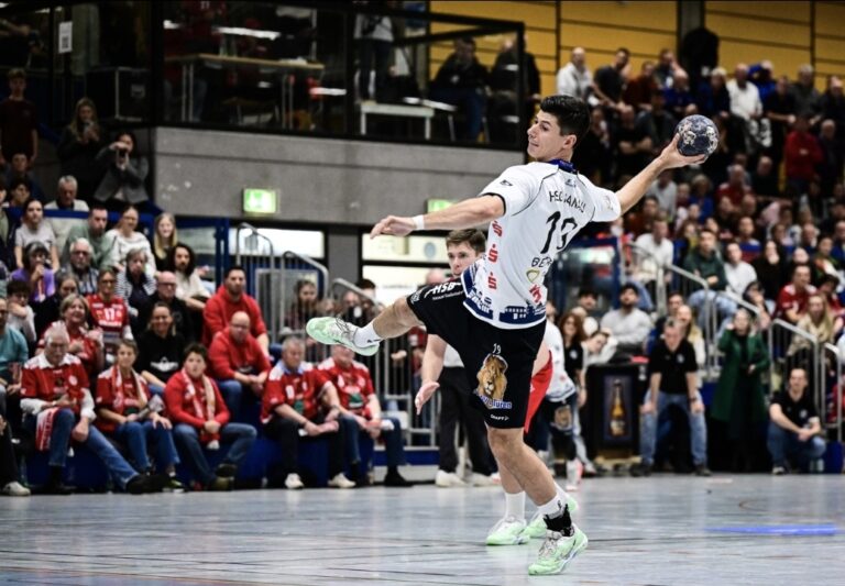 Bezirksderby gegen den Dauerrivalen aus Nieder-Roden HSG Hanau voller Vorfreude auf Heimspielabend gegen die HSG Rodgau Nieder-Roden Es sind die Derbywochen für Handball-Drittligist HSG Hanau. Mit zwei Heimspielen starten die Grimmstädter in den Dezember und erwarten am Freitagabend (20:15 Uhr / Main-Kinzig-Halle) die HSG Rodgau Nieder-Roden für das Bezirksderby, bevor in der kommenden Woche die HSG Dutenhofen/Münchholzhausen II zum kleinen Hessenderby in Hanau gastiert. In die richtige Stimmung haben sich die Mannen um HSG-Kapitän Max Bergold bereits bringen können: Am letzten Samstag feierte das Team ein 25:25-Unentschieden beim TV Gelnhausen und setzte damit ein deutlich sichtbares Ausrufezeichen für die „Baggerseepiraten“. „Das ist wieder ein absolutes Lokalderby“, meint HSG-Cheftrainer Axel Spandau vor dem prestigebehafteten Duell mit dem Tabellenzweiten der Staffel Süd-West. „Wir alle erwarten dieses Spiel mit großer Aufregung. Na