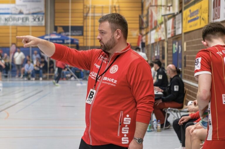 TV Gelnhausen zu Gast bei formstarken Dragons Barbarossastädter reisen ersatzgeschwächt nach Halver Auf der letzten Rille biegt der TV Gelnhausen auf die Zielgerade der Hinrunde in der 3. Handball-Liga Süd-West ein. Noch zwei Spiele, dann können die vom Verletzungspech aktuell arg gebeutelten Barbarossastädter in der wohlverdienten Weihnachtspause ihre Akkus wieder aufladen. Den Auftakt macht am 14. Spieltag das Spiel in Halver gegen die SGSH Dragons (Sa., 19 Uhr Sporthalle Mühlenstraße). Die Spielgemeinschaft aus Halver und Schalksmühle hat sich nach einem schwachen Saisonstart zuletzt deutlich stabilisiert und will mit einem weiteren Heimsieg den Aufwärtstrend fortsetzen. Der TVG hingegen geht angeschlagen, aber nach dem spektakulären 28:27-Erfolg gegen die HSG Dutenhofen-Münchholzhausen II als Tabellendritter mit 21:5 Punkten selbstbewusst in die Partie und möchte sich für die knüppelharten letzten Wochen mit einem weiteren Auswärtserfolg belohnen. Die pers