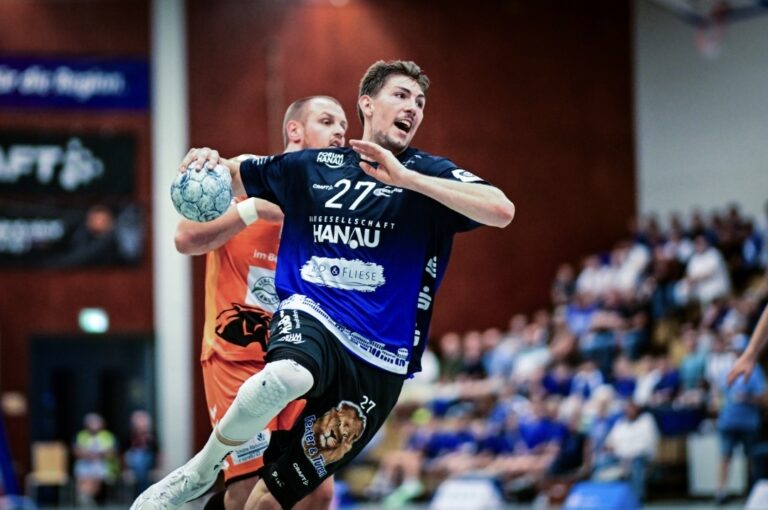 Schiefer unterschreibt bis 2028 Vielseitiger Rückraumspieler der HSG Hanau bleibt weitere zwei Jahre Ein Weihnachtsgeschenk für HSG-Fans: Die Handballspielgemeinschaft Hanau hat den Vertrag mit ihrem linken Rückraumspieler Cedric Schiefer um weitere zwei Jahre, bis zum 30. Juni 2028, verlängert. Damit stellen die Grimmstädter elementare Weichen für die Zukunft, denn der 23-Jährige übernimmt wichtige Rollen in Angriff wie Abwehr und gilt im Team trotz seines jungen Alters als Leader und Antreiber. „Cedric ist aus unserem Drittliga-Kader nicht mehr wegzudenken“, sagt Reiner Kegelmann, sportlicher Leiter der HSG Hanau. „Er erfüllt gleich mehrere wichtige Rollen innerhalb der Mannschaft und stellt sich jederzeit in den Dienst des Teams. Umso mehr freuen wir uns, dass er auch in den kommenden zwei Jahren das Trikot der HSG Hanau trägt.“