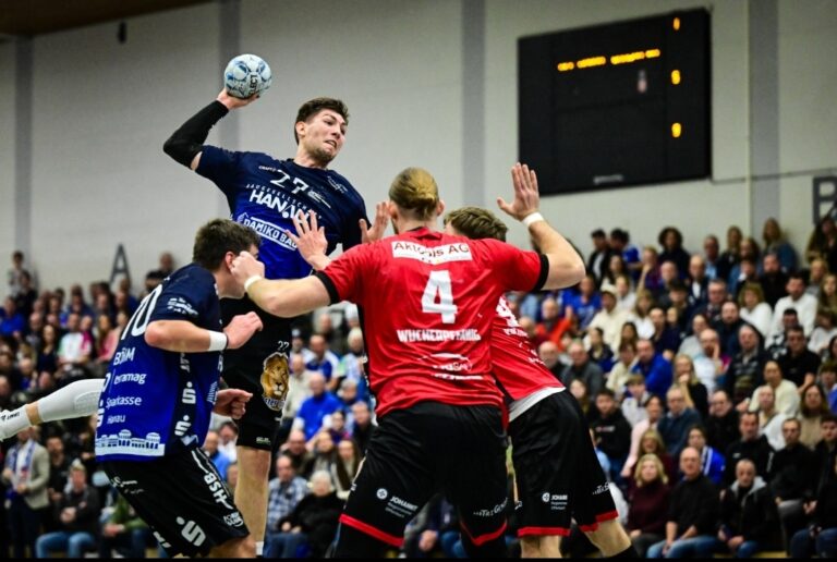 HSG Hanau entscheidet Bezirksderby hochverdient für sich Herausragende Abwehrleistung – 34:29 gegen HSG Rodgau Nieder-Roden – Über 1000 Zuschauer Derby-Wahnsinn in Hanau! Die HSG Hanau hat das Bezirksderby in der 3. Liga Süd-West gegen die HSG Rodgau Nieder-Roden mit 34:29 (16:10) gewonnen. Vor über 1000 Zuschauern zeigten die Blau-Weißen am Freitagabend dabei ihre beste Saisonleistung und feierten nach bärenstarken 60 Minuten, in denen die „Baggerseepiraten“ nicht einmal in Führung gingen, gemeinsam mit dem Blauen Block den hochverdienten Heimsieg. In einem emotionalen, aber überaus fairen Derby liefen vor allem Cedric Schiefer und Lukas Böhm im Hanauer Rückraum zur Hochform auf. Aber auch Benedikt Müller sicherte mit zahlreichen Paraden bereits zur Halbzeit eine hohe Führung. „Riesenkompliment an die Mannschaft. Wir haben mit unserer Intensität und Sicherheit ganz klar an die letzte Woche anknüpfen können“, lobte HSG-Cheftraine