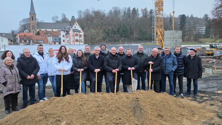 Spatenstich für das Quartier „Leben am Schloss“ Startschuss für nachhaltiges Wohnen und eine neue Tagespflege in Bad Soden-Salmünster Bad Soden-Salmünster, 05. Dezember 2025 Am heutigen Freitag ist mit dem offiziellen Spatenstich der Bau des neuen Quartiers „Leben am Schloss“ am Bruno-Döring-Platz 1 angelaufen. Das Projekt markiert einen wichtigen Meilenstein für die Innenstadtentwicklung und kombiniert moderne Wohnangebote mit einer dringend benötigten Tagespflegeeinrichtung für Seniorinnen und Senioren.