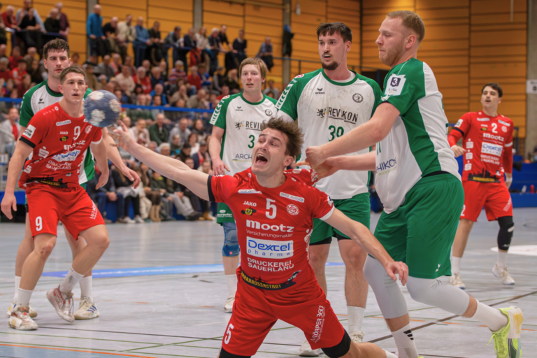 Max Bechert trifft mit der letzten Aktion zum Sieg gegen Dutenhofen TVG verteidigt Tabellenplatz drei Was für ein Handballkrimi! Der TV Gelnhausen hat das Nachholspiel des achten Spieltags in der 3. Handball-Liga Süd-West für sich entschieden und damit ein starkes Ausrufezeichen im Kampf um die Spitzenplätze gesetzt. Im direkten Duell um Platz drei besiegten die Barbarossastädter am Samstagabend vor 750 Zuschauern in der heimischen Rudi-Lechleidner-Halle die HSG Dutenhofen-Münchholzhausen II durch einen Treffer von Max Bechert zwei Sekunden vor Schluss mit 28:27 (13:13). "Dass wir am Schluss einen kühlen Kopf bewahren und das Ding noch reinmachen, freut mich natürlich riesig. Das ist eine tolle Belohnung für die Jungs", resümierte Cheftrainer Matthias Geiger, dessen Team trotz angespannter Personallage erneut eine starke Mentalitätsleistung zeigte.