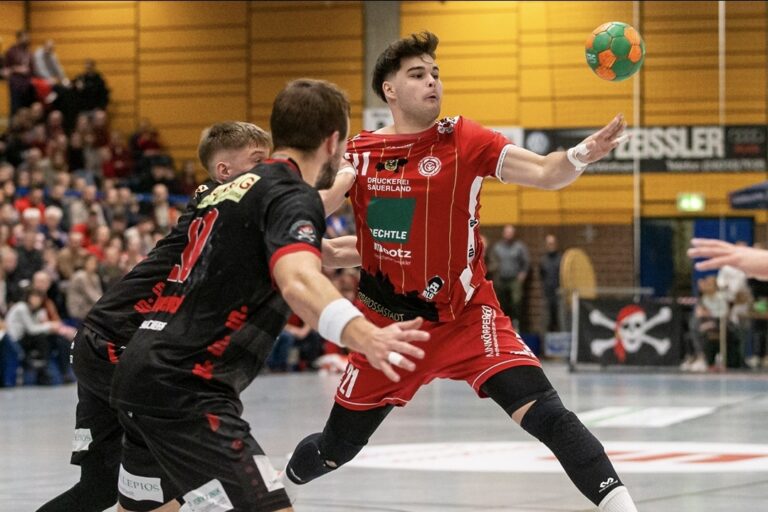 Georgi verlängert Leihe bei Nieder-Roden Gelnhäuser bleibt bis 2028 in Rodgau – Ausstiegsklausel für den TVG Kurz vor dem großen Weihnachtsderby gegen die HSG Rodgau Nieder-Roden gibt es noch eine wichtige Personalnachricht rund um den TV Gelnhausen: Rückraumspieler Lasse Georgi bleibt über die laufende Saison hinaus bei den Baggerseepiraten. Der 22-jährige Linkshänder, der seit Saisonbeginn vom TV Gelnhausen an den Ligakonkurrenten ausgeliehen ist, hat seinen Vertrag in Nieder-Roden um zwei weitere Jahre verlängert. Gleichzeitig wurde eine Ausstiegsklausel vereinbart, die es dem TVG bei Bedarf ermöglicht, Georgi vorzeitig zurückzuholen.