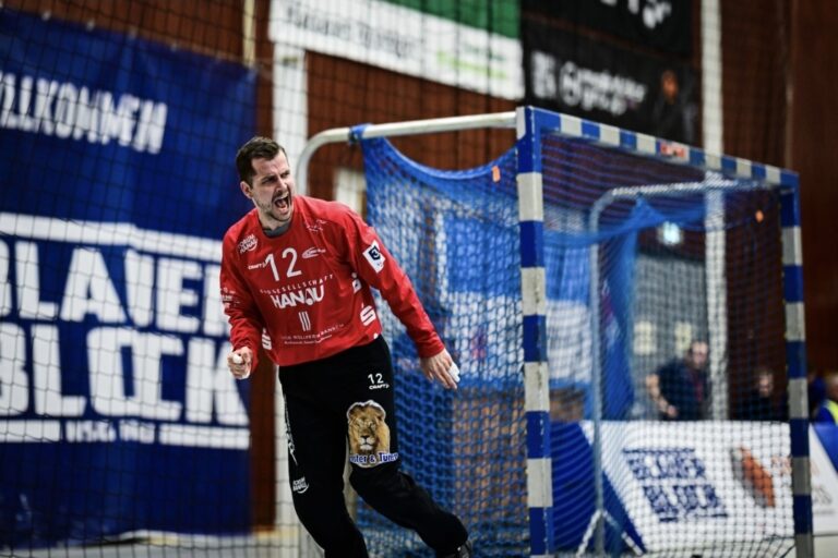 HSG Hanau will im ersten Heimspiel 2026 zurück in die Erfolgsspur Grimmstädter peilen gegen die SGSH Dragons die ersten Heim-Punkte in 2026 an Am Samstagabend (19:30 Uhr) bestreitet Handball-Drittligist HSG Hanau das erste Heimspiel im Handballjahr 2026 in der Hanauer Main-Kinzig-Halle. Die Grimmstädter haben den Tabellenvierzehnten der Staffel Süd-West, die SGSH Dragons aus Schalksmühle, zu Gast. Nach der Niederlage am vergangenen Wochenende ist die Spandau-Sieben auf Wiedergutmachung aus und will vor eigenem Publikum an die bärenstarke Leistung aus dem Hinspiel gegen die Nordrhein-Westfalen anknüpfen. „Wir als Trainerteam erwarten natürlich von der Mannschaft und uns selbst eine Antwort auf das erste Spiel des Jahres, welches keinen guten Eindruck hinterließ“, gibt HSG-Cheftrainer Axel Spandau die Richtung für Samstagabend vor. „Diese Leistung müssen wir revidieren und das Team ist sich auch einig, dass wir nicht noch einmal ein Spiel mi