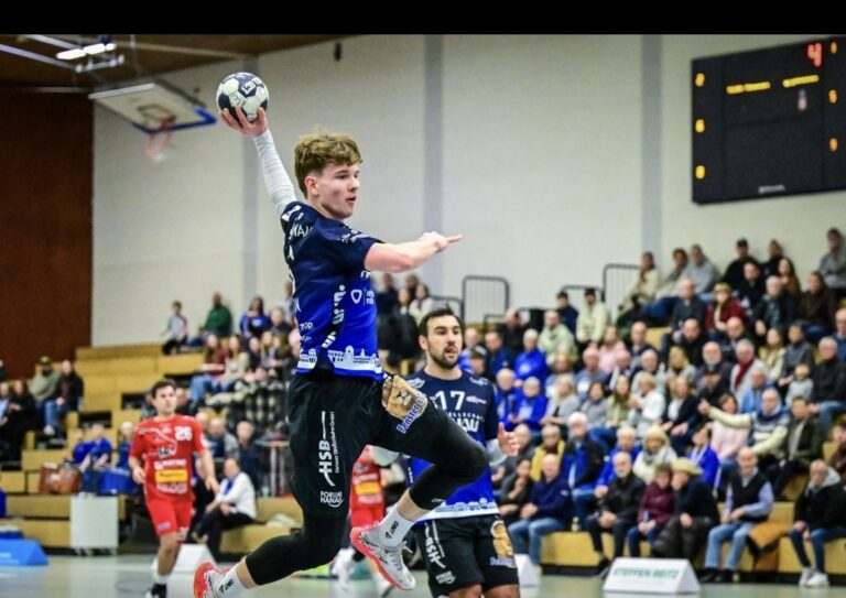 Abwehrumstellung bringt den ersten HSG-Heimsieg in 2026 HSG Hanau gewinnt in Main-Kinzig-Halle mit 38:31 gegen die SGSH Dragons In der 3. Liga Süd-West haben die Handballer der HSG Hanau die ersten zwei Punkte im neuen Jahr gesammelt. Am Samstagabend triumphierten die Blau-Weißen vor heimischer Kulisse mit 38:31 (17:17) und zeigten dabei eine deutliche Leistungssteigerung zur Vorwoche. Torhüter Saad Khan hielt in den entscheidenden Phasen seinem Team den Rücken frei, während vorne Kreisläufer David Rivic 12 Mal einnetzte. Zum Matchwinner wurde jedoch ein taktischer Kniff von Trainer Axel Spandau, welcher die Dragons vor große Probleme stellte. „Meine Mannschaft ist heute wesentlich emotionaler aufgetreten“, meinte Spandau nach dem Spiel. „Nachdem wir in der Schlussphase die Abwehr umgestellt hatten, haben wir aggressiv verteidigt, die Räume eng gemacht und uns in einen Flow gespielt. So wollen wir nächste Woche auch in Nieder-Roden bestehen