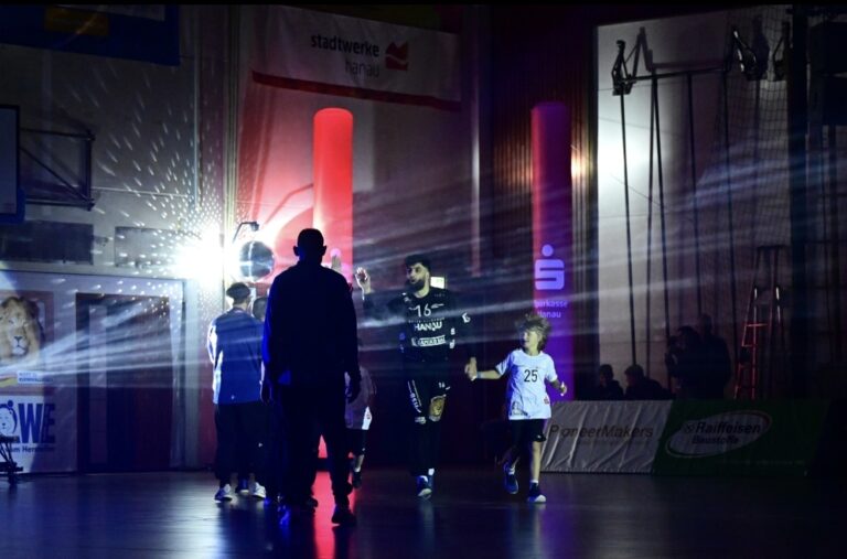 HSG Hanau vor schwerem Derby bei der HSG Rodgau Nieder-Roden Tabellennachbarn treffen am Freitagabend in der 3. Liga Süd-West aufeinander Derbytime in Südhessen! Am Freitagabend wird Handball-Drittligist HSG Hanau zur besten Handball-Primetime (20:00 Uhr) bei der HSG Rodgau Nieder-Roden erwartet. Gerade mal acht Wochen nach dem letzten Aufeinandertreffen der beiden Rivalen steht das nächste Bezirksderby der Tabellennachbarn in der 3. Liga Süd-West auf dem Plan. Das Hinspiel gegen die „Baggerseepiraten“ gewannen Bergold, Kleemann & Co. souverän mit 34:29 und wollen sich auch am 18. Spieltag mit reichlich Selbstvertrauen in der RODAUSTROM Sportarena präsentieren. „Wir müssen am Freitag an unsere Derbyleistung von vor sechs Wochen anknüpfen, um auswärts in Nieder-Roden bestehen zu können“, meint HSG-Cheftrainer Axel Spandau und fügt hinzu: „Das weiß meine Mannschaft und sie ist sich auch bewusst, dass Hanau gegen Rodgau Nieder-Roden ein