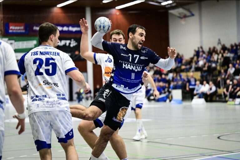 HSG Hanau startet mit Auswärtsspiel in die Rückrunde Grimmstädter reisen am Sonntag zu den Bergischen Panthern nach Burscheid Das Warten hat ein Ende: Am Wochenende beginnt für die Handballer der HSG Hanau die Rückrunde 2025/26 in der 3. Liga Süd-West. Nach einer knapp vierwöchigen Winterpause reist das Team von Kapitän Max Bergold und Spielmacher Jan-Eric Kleemann am Sonntagnachmittag zu den Bergischen Panthern nach Burscheid. Anwurf ist um 17:00 Uhr in der Schulberghalle Burscheid. Mit dem Tabellenzehnten der Staffel haben die Grimmstädter noch ein Hühnchen beziehungsweise eine Raubkatze zu rupfen, denn zum Start der Hinrunde unterlag man den Nordrhein-Westfalen in eigener Halle. „In das Hinspiel sind wir damals mit großen Erwartungen gegangen“, erinnert sich HSG-Cheftrainer Axel Spandau zurück. „Doch dann sind wir mit der Niederlage zu Hause ziemlich hart auf dem Boden aufgeschlagen. Natürlich haben wir jetzt noch eine Rechnung mit d