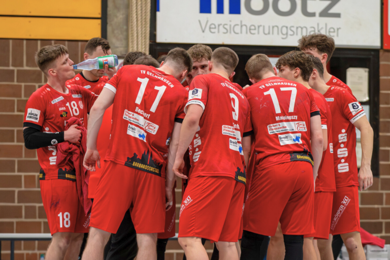 Knallerstart in die Rückrunde: TVG empfängt den Longericher SC Personalsituation bleibt angespannt Nach der Weihnachtspause startet der TV Gelnhausen direkt mit einem echten Kracher ins neue Jahr. Am Samstag, den 17. Januar, um 19.30 Uhr kommt es in der Rudi-Lechleidner-Halle zum Duell mit dem Longericher SC Köln. Für die Barbarossastädter ist es am 17. Spieltag der 3. Handball-Liga Süd-West der Auftakt in die Rückrunde und zugleich ein Wiedersehen mit einem Gegner, der dem TVG zuletzt alles abverlangt hat. In den vergangenen drei Aufeinandertreffen gelang Gelnhausen kein Sieg: Zwei Niederlagen in der Vorsaison (25:40 zuhause, 31:32 auswärts) und ein 29:29 (13:14)-Unentschieden im Hinspiel dieser Saison stehen zu Buche. Jetzt will der TVG mit einem starken Heimauftritt die offene Rechnung begleichen. Sportlich gehen die Gelnhäuser mit viel Rückenwind in die Partie. Der TVG überwinterte nach einer starken Hinrunde mit 25:5 Punkten auf dem zweiten