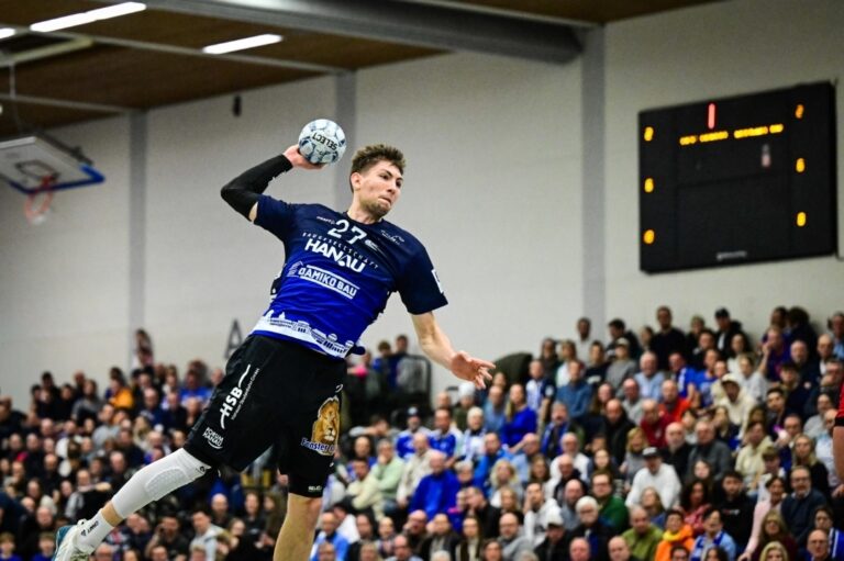 Mit Rückenwind in das nächste Heimduell HSG Hanau trifft am Freitagabend in der Main-Kinzig-Halle auf die MT Melsungen II Mit großem Selbstvertrauen und drei Siegen in Serie geht Handball-Drittligist HSG Hanau am Freitagabend (20:15 Uhr) in das nächste Heimspiel in der 3. Liga Süd-West. In der Hanauer Main-Kinzig-Halle erwarten die Blau-Weißen den Tabellenzwölften, die MT Melsungen II. Nach dem spielfreien Wochenende, in dem Bergold, Kleemann & Co. ihre Kräfte sammeln konnten, stehen die Grimmstädter allerdings vor einer schweren Aufgabe, denn beim Unentschieden im Hinspiel bewiesen die Nordhessen ihre handballerische Klasse. „Das wird ein schwieriges Spiel für uns“, meint HSG-Cheftrainer Axel Spandau. „Melsungen II hat eine absolut talentierte Truppe, mit ein paar jungen U19-Spielern und einigen Routiniers. Eine Unbekannte ist dann noch, ob die Bundesligaspieler Bruno Eickhoff und Reynir Thor Stefánsson mit dabei sind. Das weiß man nich