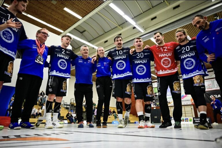 HSG Hanau triumphiert erneut im Derby – 38:31 in Nieder-Roden Rivic und Winkler überragen mit je neun Treffern – Grimmstädter halten Anschluss an oberes Tabellenviertel Mit einer herausragenden Mannschaftsleistung hat Handball-Drittligist HSG Hanau am Freitagabend auch das zweite Bezirksderby in der Saison 2025/26 gegen die HSG Rodgau Nieder-Roden für sich entschieden. Beim 38:31 (18:14) überzeugte die Mannschaft von Kreisläufer David Rivic und Spielmacher Jan-Philipp Winkler – beide mit je neun Toren – in der zweiten Halbzeit auf ganzer Linie. Damit hat Hanau nach 18 Spieltagen in der Staffel Süd-West 24:12 Punkte auf dem Konto und hält den Anschluss an das obere Tabellenviertel. „Ich bin natürlich heute maximal angetan von meiner Mannschaft“, lobte HSG-Cheftrainer Axel Spandau nach Spielende in Rodgau. „Wir haben hier allen Widerständen getrotzt, haben eine Rote Karte verdaut und uns immer wieder berappeln können, wenn das Spiel