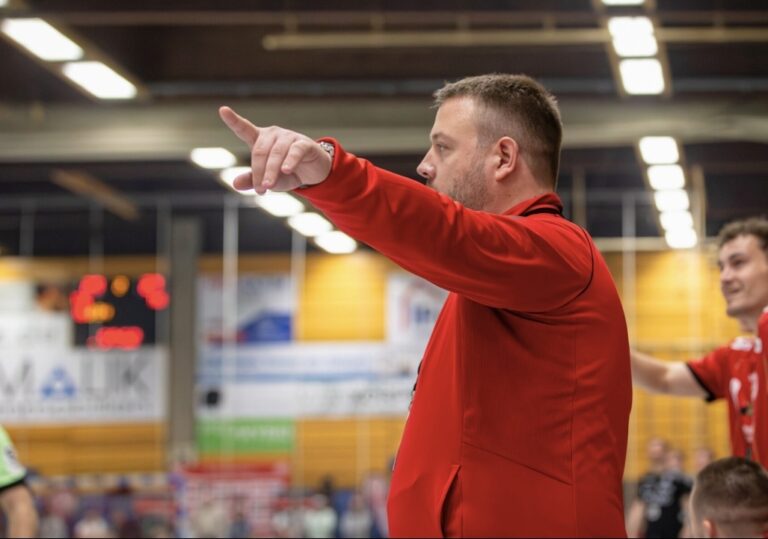 TV Gelnhausen vor schwerer Auswärtsaufgabe bei den Bergischen Panthern Trotz Personalsorgen mit Rückenwind nach Burscheid Der TV Gelnhausen steht vor der nächsten Herausforderung in der 3. Handball-Liga Süd-West. Am 20. Spieltag gastieren die Barbarossastädter am Sonntag um 17 Uhr in der Schulberghalle in Burscheid bei den Bergischen Panthern. Nach zuletzt starken Auftritten und einem 33:18-Erfolg gegen Interaktiv.Handball Düsseldorf-Ratingen will der TVG den positiven Trend fortsetzen und auch bei den zehntplatzierten Panthern doppelt punkten, um den zweiten Tabellenplatz in der Süd-West-Staffel zu festigen, den man aktuell mit 30:6 Punkten innehat. Die Panther rangieren aktuell mit 15:23 Punkten auf dem zehnten Tabellenplatz, doch bereits das Hinspiel in der Rudi-Lechleidner-Halle hat gezeigt, dass die Mannschaft an einem guten Tag jedem Gegner das Leben schwer machen kann. Zwar setzten sich die Barbarossastädter am Ende mit 39:33 (17:17) durch,