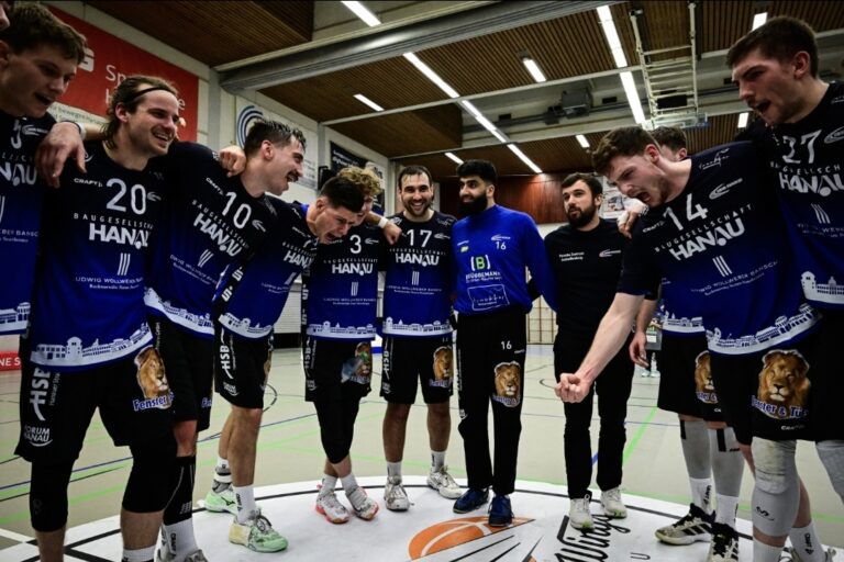 HSG Hanau empfängt den TV Kirchzell Main-Odenwald-Derby elektrisiert am Freitagabend die Main-Kinzig-Halle Es sind erneut die Derbywochen für Handball-Drittligist HSG Hanau. Am Freitagabend (20:15 Uhr) empfangen die Grimmstädter den TV Kirchzell zum Main-Odenwald-Derby in der Hanauer Main-Kinzig-Halle. Eine Woche nach dem überzeugenden Auftritt gegen die HSG Rodgau Nieder-Roden wollen Rivic, Schiefer & Co. die nächsten zwei Punkte einsammeln und damit den Anschluss an das obere Tabellenviertel der Staffel Süd-West halten. Beim Sieg im Hinspiel überzeugte vor allem die Abwehrleistung der HSG-Sieben. „Ich erwarte eine kampfstarke Kirchzeller Mannschaft, die natürlich ein bisschen beflügelt ist durch ihren etwas überraschenden Auswärtssieg in Melsungen. Damit hat nicht jeder gerechnet“, meint HSG-Coach Axel Spandau, der auch am Freitag wieder maximalen Einsatz von seiner Mannschaft erwartet.