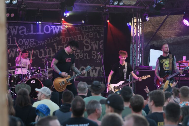 Rock den Acker Open Air 2026: Vorverkauf läuft – Line-up final, Headliner stehen fest Nidderau. Der Kartenvorverkauf für das Rock den Acker Open Air 2026 ist bereits in vollem Gange. Der Veranstalter Rock den Acker – Nidderau e.V., Kulturpreisträger 2025, lädt in diesem Jahr zum großen Jubiläum: Seit 20 Jahren steht Rock den Acker für handgemachte Musik, familiäre Atmosphäre und ein starkes regionales Engagement. Tickets sind ab 25 Euro (Tagesticket) sowie ab 39 Euro (Kombiticket) erhältlich. Der Ticketverkauf läuft online über www.rockdenacker.com sowie an mehreren Vorverkaufsstellen in der Region. Line-up 2026: Regional verwurzelt – deutschlandweit vernetzt Das Line-up für 2026 ist finalisiert. Neben Mi-Minore, dem Gewinneract aus dem Nidderrock Contest, sind zahlreiche lokale Bands vertreten – darunter Rockbombs, Damage Case und Thornbridge. Ergänzt wird das Programm durch Acts aus ganz Deutschland: Unter anderen DARKK aus Aachen, ØL