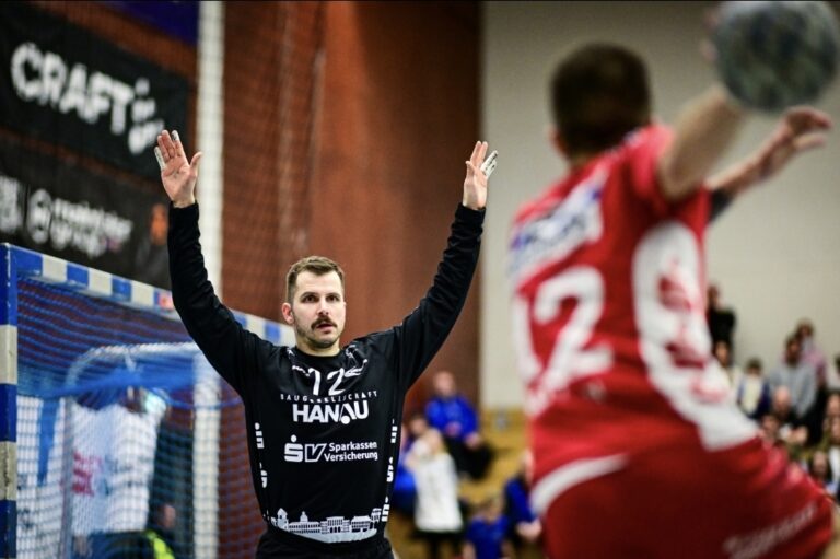 Abwehrbollwerk führt Hanau zum klaren Derbysieg Überzeugende Leistung beim 36:26-Erfolg gegen den TV Kirchzell Souveräner Auftritt von Handball-Drittligist HSG Hanau. Am Freitagabend haben die Grimmstädter im Main-Odenwald-Derby in der 3. Liga Süd-West dem TV Kirchzell die Grenzen aufgezeigt. Beim 36:26 (19:11) überzeugte vor allem die Abwehr der Blau-Weißen. Im Angriff führte Rückraumspieler Cedric Schiefer das HSG-Team mit neun Treffern zum hochverdienten Derbyerfolg. Mit den zwei Punkten und dem dritten Sieg in Serie sprang Hanau mit nun 26:12 Punkten zumindest über Nacht an der HSG Rodgau Nieder-Roden vorbei auf Platz 4 der Staffel. „Meine Mannschaft hat heute vom Start weg eine Leistung gezeigt, die wirklich aller Ehren wert war“, lobte HSG-Cheftrainer Axel Spandau nach dem Spieleende. „Das war ein Statement von uns in der Abwehr, im Verbund mit einer starken Torhüterleistung.“ Auch das Hinspiel gegen den TV Kirchzell hatte Hanau mit