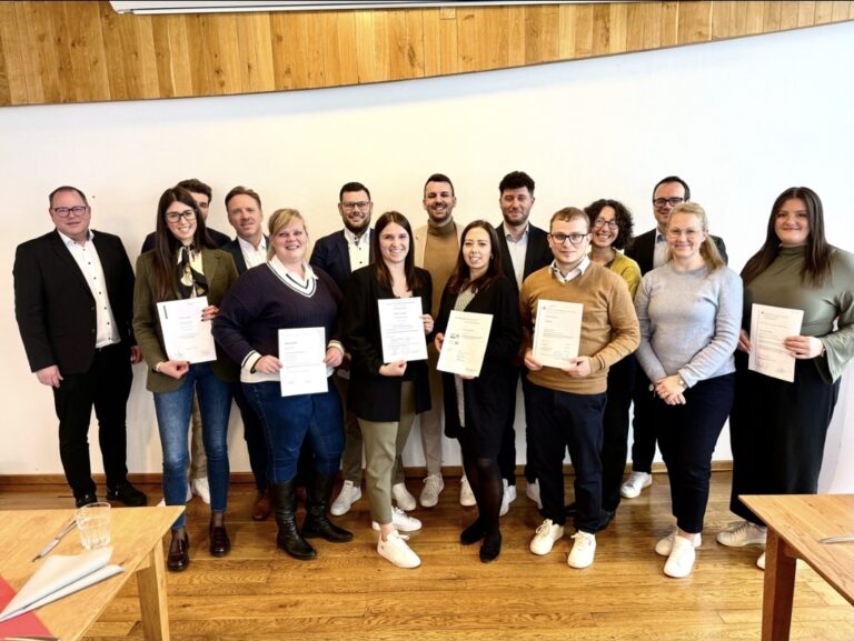 Qualität durch Qualifikation Kreissparkasse Gelnhausen ehrt 14 Mitarbeitende für erfolgreich absolvierte Fort- und Weiterbildungen