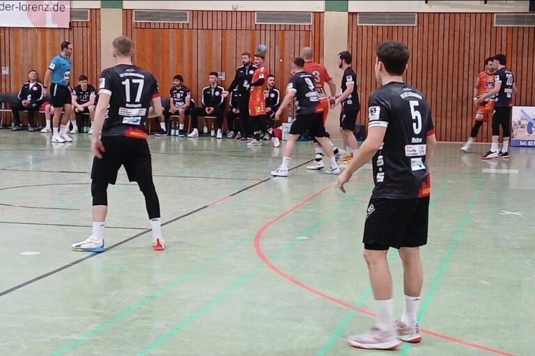 Starker Auftritt! TV Gelnhausen gibt sich bei den Bergischen Panthern keine Blöße Zehn Tore von Malolepszy, starke Paraden von Bechert Starke Leistung in Burscheid! Der TV Gelnhausen hat am 20. Spieltag der 3. Handball-Liga Süd-West einen rundum gelungenen Auswärtsauftritt hingelegt. Vor gerade einmal 97 Zuschauern in der Schulberghalle setzten sich die Barbarossastädter bei den Bergischen Panthern mit 39:33 (18:16) durch. Mit nun 32:6 Punkten bleibt der TVG weiterhin Tabellenzweiter. Der Erfolg in Burscheid basierte vor allem auf einer konzentrierten und geschlossenen Mannschaftsleistung. Der TV Gelnhausen agierte über weite Strecken stabil in der Abwehr, zeigte sich im Angriff treffsicher und ließ sich auch von zwischenzeitlichen Druckphasen der Gastgeber nicht aus dem Konzept bringen. Angeführt von einem starken Alexander Bechert im Tor und einem erneut treffsicheren Kapitän Jonathan Malolepszy legten die Barbarossastädter insbesondere in der