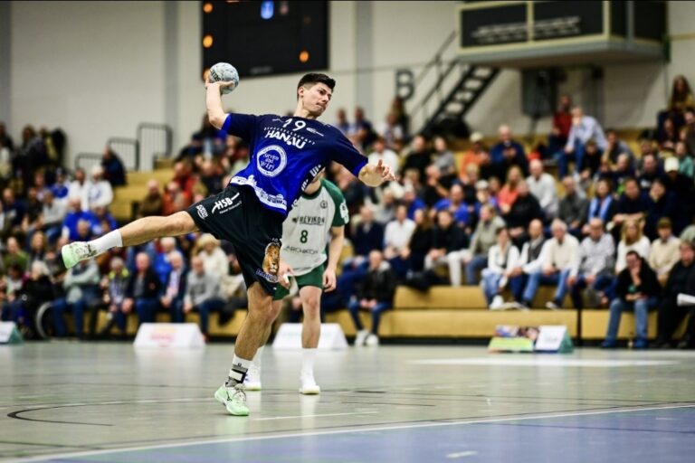 Der Kapitän geht von Bord: Max Bergold beendet seine Karriere Vereinsikone und Außenspieler Max Bergold hört im Juni bei der HSG Hanau auf Nach 13 Jahren hängt HSG-Linksaußen Maximilian Bergold im kommenden Sommer seine Handballschuhe an den Nagel. Der 29-jährige Außenspieler der HSG Hanau möchte sich künftig stärker auf seine Familie und die berufliche Laufbahn abseits des Handballs konzentrieren. Bei der HSG Hanau geht damit eine prägende Ära zu Ende: Bergold verabschiedet sich als Kapitän, unermüdlicher Antreiber und Identifikationsfigur – mit über 250 Drittliga-Pflichtspielen und mehr als 1.000 Toren im Trikot der HSG.